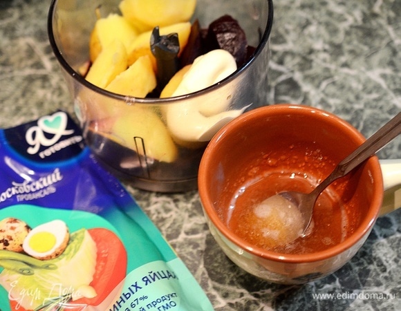 Желатин распустите в теплом бульоне. Можно заменить бульон теплыми сливками.