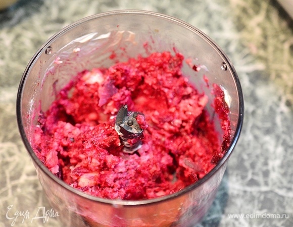 Пробейте овощи блендером, затем влейте распущенный желатин, посолите и еще раз пробейте до однородного состояния.