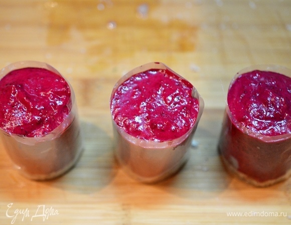 Заполните до верха формочки полученным муссом и охладите 2–3 часа, пока мусс не застынет.