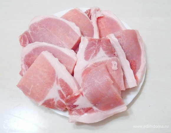 Свинину вымоем и обсушим бумажным полотенцем. Разрежем на порционные куски.