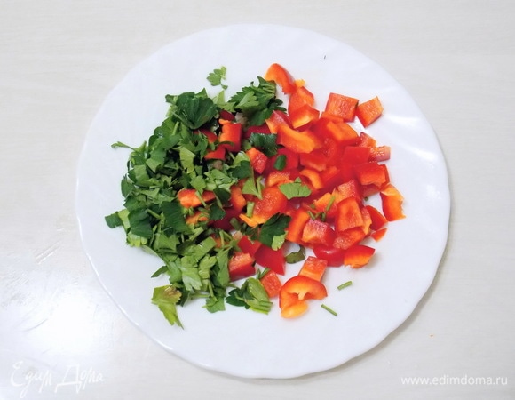 Зелень и перец вымоем и обсушим. У перца удалим семена и нарежем его на кусочки, а зелень — мелко.