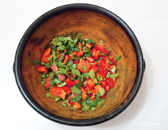 Обязательно берем глиняный горшок и перекладываем в него перец и зелень.