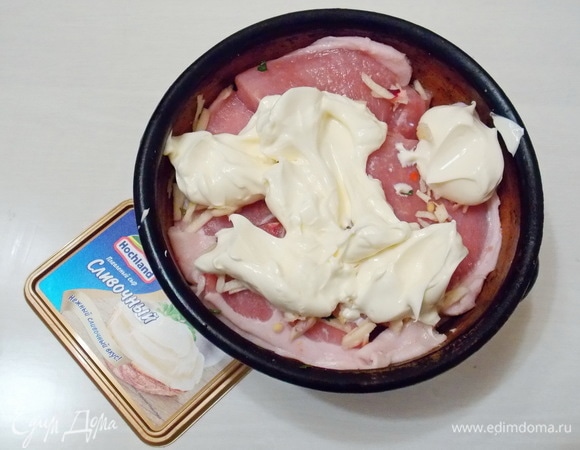 Выкладываем на верх мяса сливочный сыр Hochland.