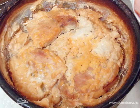 Закрываем крышкой и ставим в холодную духовку. Выставляем температуру на 160°C и забываем про него на 3 часа. Правда, стоит периодически посматривать на количество жидкости. Хоть у нас и есть подушка из овощей, при недостатке воды сыр может пригореть.