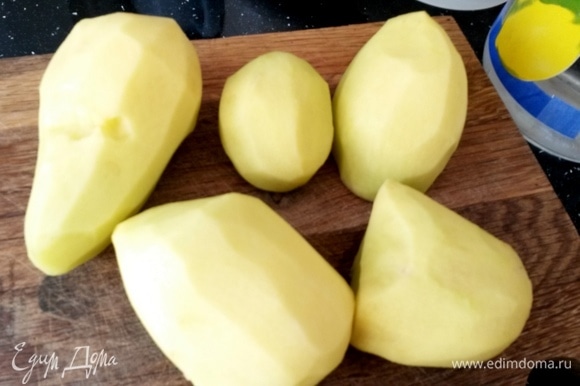 Картофель очистить, разрезать пополам, если крупный.
