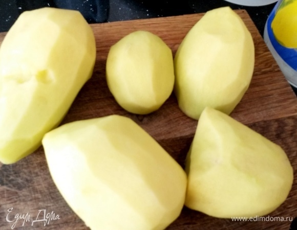 Картофель очистить, разрезать пополам, если крупный.