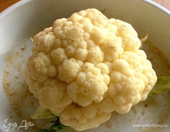 Форму смазать и посыпать сухарями, в центр поместить кочан.