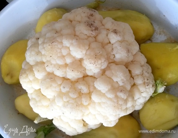 По краю — половинки картофеля.