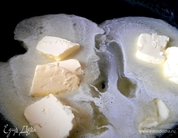 Для соуса в сковороде растопить масло.