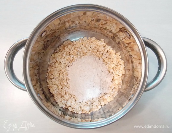 Берем обязательно кастрюлю с толстым дном. Насыпаем туда геркулес, ванильный сахар и сахарную пудру, перемешиваем.