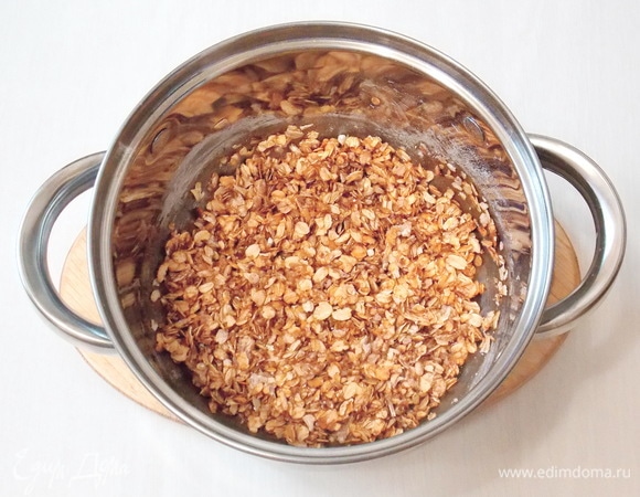 Ставим на средний огонь и обжариваем геркулес до карамельного цвета, постоянно мешая. От степени обжаривания хлопьев будет зависеть вкус каши. При сильной обжарке она будет иметь вкус попкорна, а светлая — карамельный аромат.