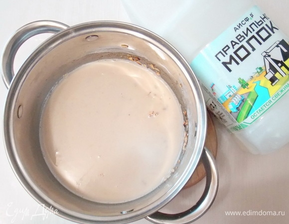 Вливаем молоко и перемешиваем. Солим по вкусу.