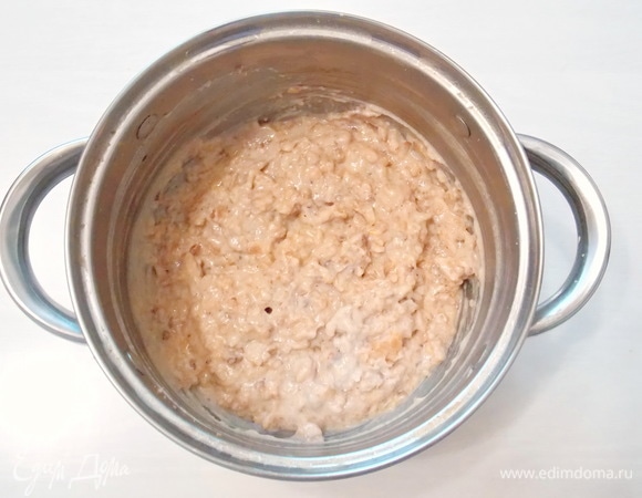 Доводим до кипения, убавляем огонь до минимума и варим до готовности. Примерно 10–15 минут.