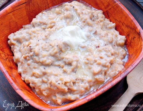 Сразу раскладываем по тарелкам, кладем масло и подаем. Приятного аппетита.