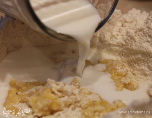 В центре горки делаем ножом отверстие. В него отправляем яйца, слегка помешиваем. Затем — воду, 0,5 чайной ложки соли и молоко. Все как следует перемешиваем.