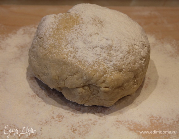 Так как тесто месим руками, то процесс очень долгий. Так как необходимо тесто промешать, не оставляя комочков. Тесто оставляем на 20–30 минут.