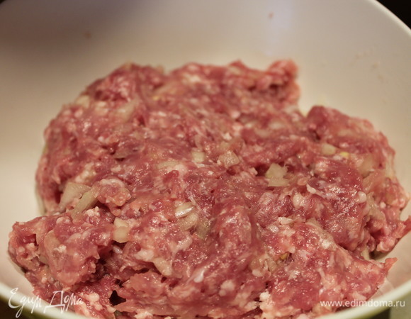 Готовим начинку: берем фарш свиной, в него кладем мелко нарезанный лук, солим по вкусу, также можно и поперчить черным молотым перцем. Если у вас фарш из постной свинины, то необходимо подлить водички в него и перемешать.