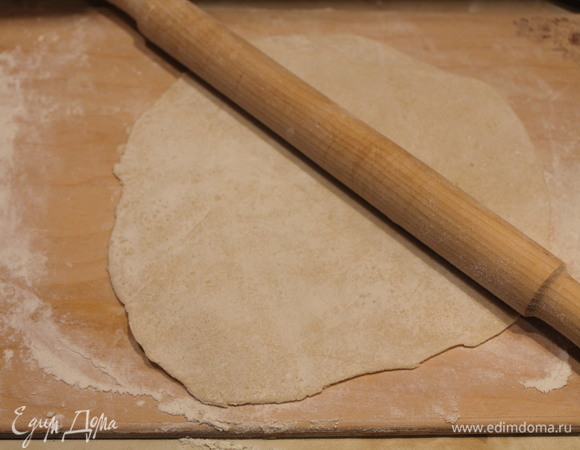 Полученное тесто я разделила на 6 примерно одинаковых частей. Каждую часть раскатываем довольно тонко, но так, чтобы тесто не разрывалось.