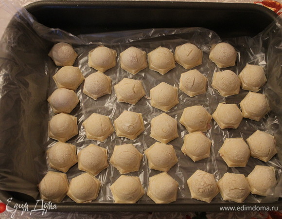 Полученные пельмени обязательно отправляем в морозилку для заморозки. Получается около 70 штук пельменей.