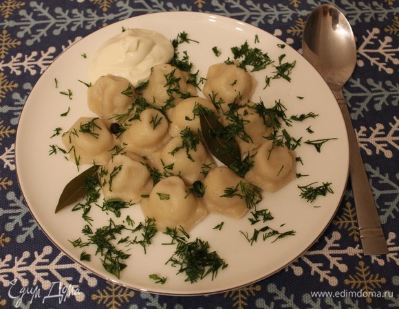 Пельмени вынимаем из морозильной камеры и отвариваем. Подаем со сметаной и сверху посыпаем мелко нарезанным укропом. Приятного аппетита!