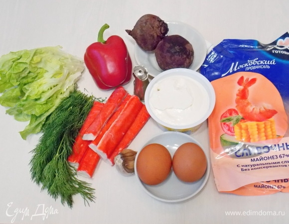 Подготовим все необходимые ингредиенты для приготовления салата. Яйца сварим, палочки разморозим, перец и зелень вымоем и обсушим.