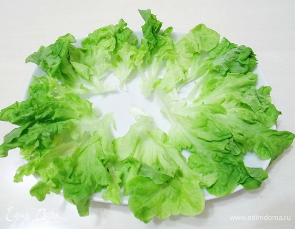 Разложим по краю блюда листья салата.