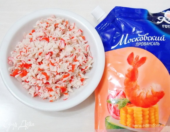 Крабовые палочки натираем на крупной терке и добавляем 1/3 майонеза ТМ «Московский провансаль», перемешиваем.