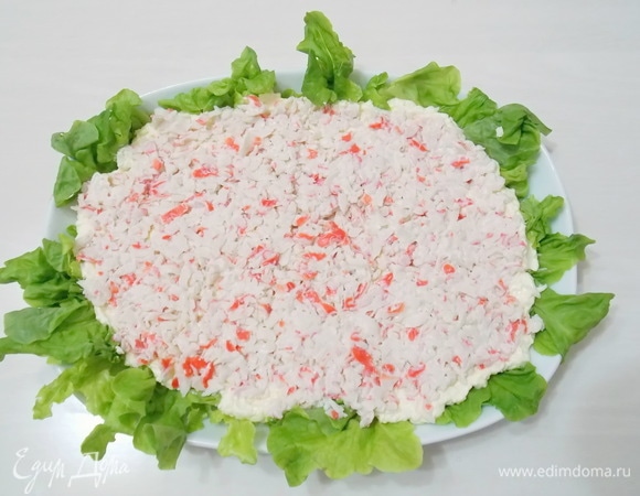 Выкладываем крабовую массу поверх яичной массы и разравниваем.