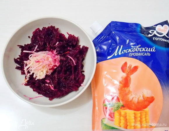 Отварную свеклу и чеснок очищаем, натираем на мелкой терке. Добавляем оставшийся майонез ТМ «Московский провансаль», солим и перемешиваем.