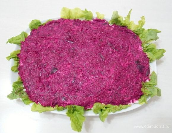 Наносим свекольный слой на верх салата и разравниваем.