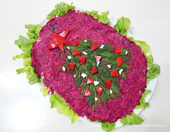 Из укропа сделайте елочку, украсьте флажками и звездой из болгарского перца и кусочками сыра. С Новым годом!