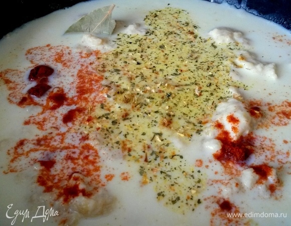 Влить молоко. Добавить специи.