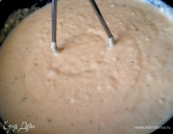 С помощью толкушки разбить комочки или взбить блендером. Если сильно загустеет, влить отвар.