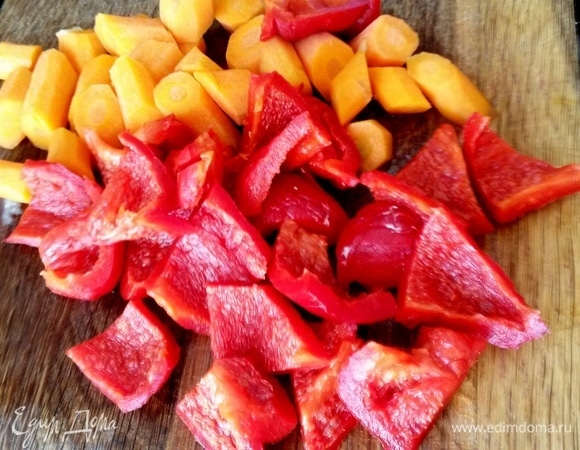 Морковь и перец нарезать.