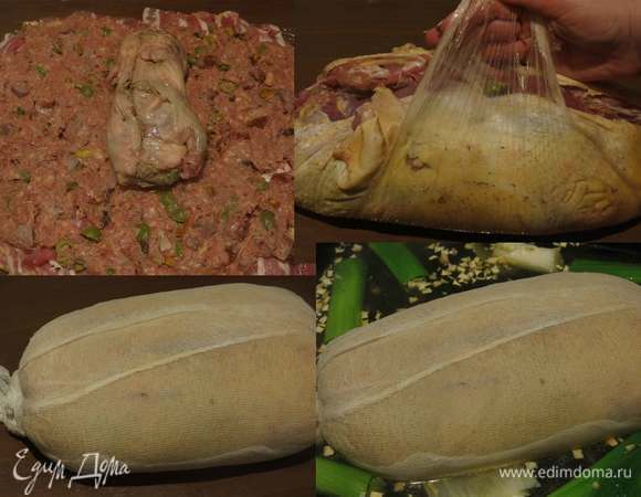 Еще один слой фарша. Посередине кладем перепелку. Закрываем галантин с помощью пленки, кладем галантин на марлю или ткань, снимаем пленку, прокалываем шкуру иголкой, плотно заворачиваем птицу. Перетягиваем концы, завязываем, можно еще обвязать полосками марли. Кладем галантин на противень с бульоном с пореем и кореньями (у меня сушеный пастернак). Один литр бульона отливаем для желе или готовим бульон на остове перепелки. Ставим при 150°C на 2,5–3,5 часа. Если есть большая кастрюля, варим при 70°C 1,5 часа. Даем галантину остыть в жидкости. И ставим под пресс в холодильник на 12 часов.