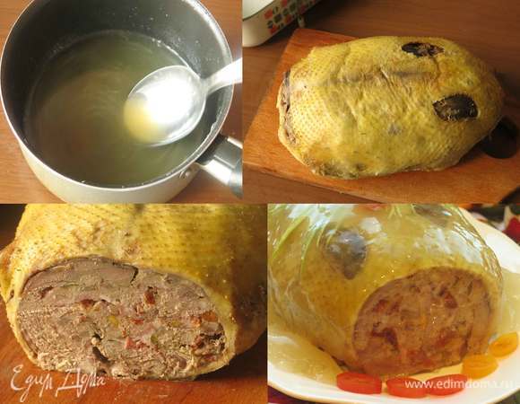 Бульон процеживаем, добавляем желатин. Достаем галантин, снимаем марлю, вытираем жир и кладем галантин на решетку. Можно сделать первые срезы с двух сторон. У меня с одного края был разрез шкуры до выемки костей, по нему и подровняла галантин. Придумываем рисунок, выкладываем украшение и заливаем желе, кладем в холодильник — и так несколько раз.