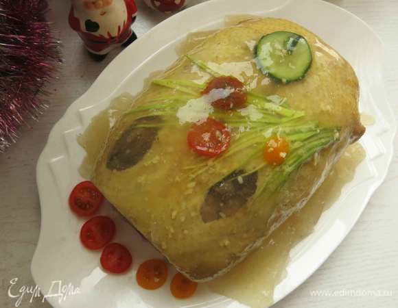 У меня получились два разрыва шкурки при варке — уж очень много было начинки) Их я и обыграла в оформлении — получились шишки на украшенной ветке еловой и часы из огурца. «Элементы декора» в компонентах не указаны — это тонко нарезанный порей, вяленые томаты и черри, кружок огурца. Приятного аппетита!