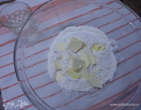 Растворите соль в 125 мл воды. Муку руками перетрите со сливочным маслом.