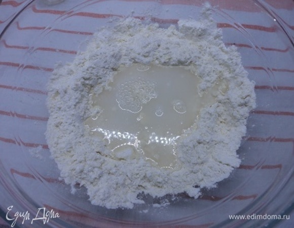 Добавить соленую воду и замесить тесто.