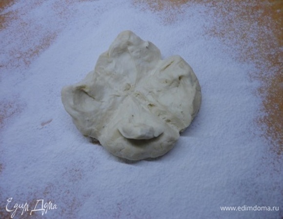 Сделайте на тесте надрез в виде квадрата, разверните получившиеся «лепестки» и раскатайте тесто.