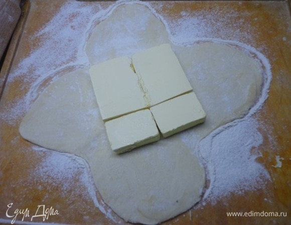Холодное масло уложите по центру квадратом.