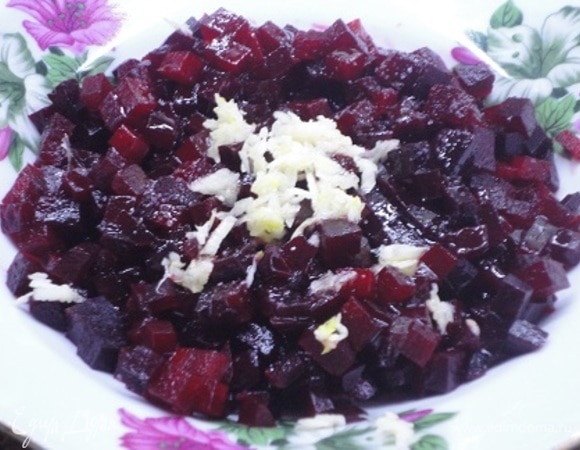 Для начинки (вы можете выбрать любую по своему вкусу) я запекла свеклу, очистила и нарезала мелкими кубиками. Затем просто смешала с рубленым чесноком, лимонным соком и растительным маслом. Филе сельди нарезать полосками или кубиками. Зеленый лук мелко нарезать.