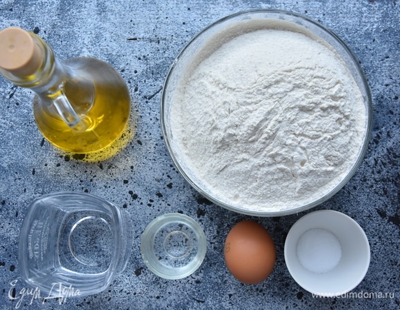 Для теста белого и зеленого цвета потребуется одинаковый набор продуктов. Для придания тесту зеленого цвета используется шпинат свежий или замороженный.