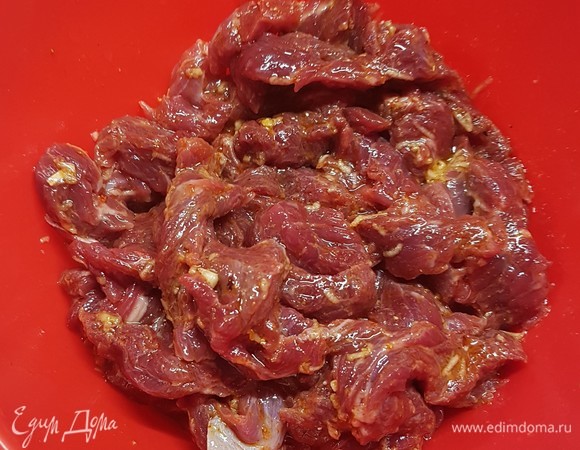 Говядину нарезать тонкими полосками. Замариновать в маринаде на 30 минут.