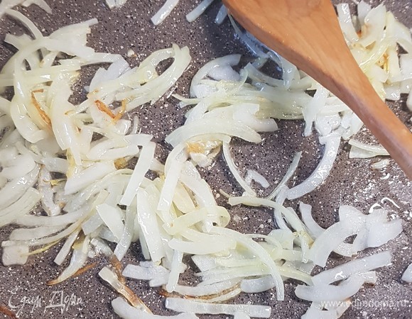 Лук нарезать полукольцами и обжарить на подсолнечном масле до прозрачности.