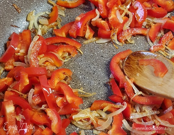 Перец нарезать полосками. Добавить к луку и обжарить так, чтобы перец остался хрустящим. Это примерно пару минут. Овощи переложить на тарелку.