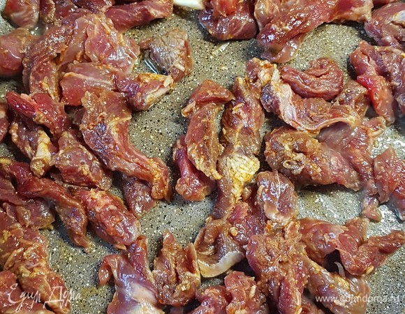 Сделать огонь побольше и обжарить говядину до готовности.