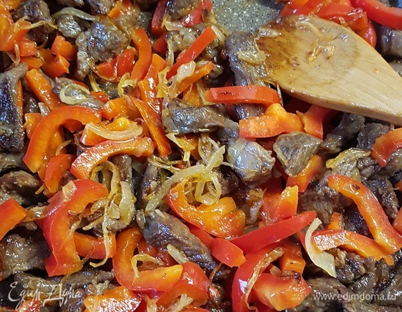 К готовому мясу добавить овощи и все вместе прогреть минут пять.