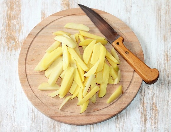 Приготовим картофель. Чистим и нарезаем картофель соломкой.