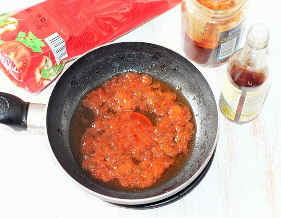 Добавляем в чесночное масло кетчуп, уксус (по вкусу), мед и соевый соус, перемешиваем. Затем смешиваем крахмал с водой и добавляем в сковороду. Кладем картофель, перемешиваем и томим на огне минуты две.